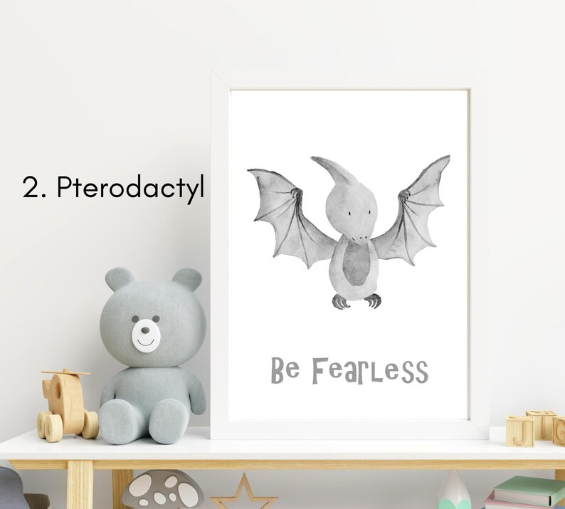 Puede incluir: Ilustraci&oacute;n de acuarela en blanco y negro de un pterod&aacute;ctilo con el texto "Be Fearless".