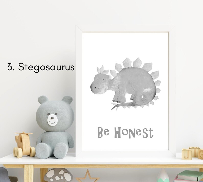 Puede incluir: Una ilustraci&oacute;n de acuarela en blanco y negro de un estegosaurio con el texto "Be Honest" impreso debajo. La ilustraci&oacute;n est&aacute; enmarcada y se muestra en un estante con un oso de peluche gris y otros art&iacute;culos decorativos.