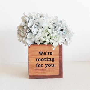 Cache-pot en bois gravé : décoration de dortoir « Nous sommes là pour vous »