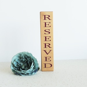 segno riservato, prenotazione tavolo, cartello riservato matrimonio, prenotazione del posto, arredamento rustico, oro e rosso, posti riservati, arredamento del caffè