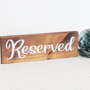 cartello riservato, prenotazione tavolo, cartello riservato per matrimonio, prenotazione posto, arredamento rustico, posti a sedere riservati, arredamento bar