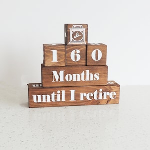 aftellen naar pensioen. 65e cadeau, dagen tot, cadeau werknemer, pensioengerechtigde leeftijd, resterende tijd op het werk, bureaudisplay, einde dienstverband