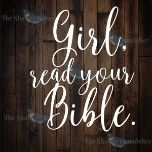 Chica, lee tu Biblia.