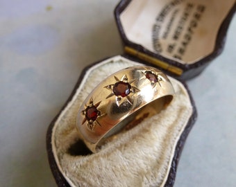 Vintage 9ct Gold Garnet Trilogy Ring - Gypsy Starburst Setting - Hallmarked Birmingham 1974 - Size N UK 6.75 US