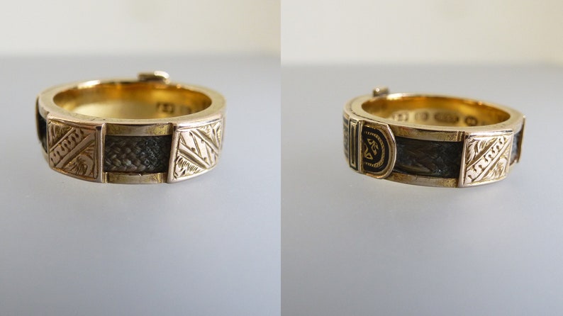 Puede incluir: Un anillo de banda de oro con paneles alternos de patrones geom&eacute;tricos grabados y secciones de incrustaciones oscuras y texturizadas. El interior de la banda muestra sellos visibles y el dise&ntilde;o incluye un peque&ntilde;o mecanismo de cierre en el borde.