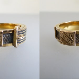 Puede incluir: Un anillo dorado dise&ntilde;ado para parecer un cintur&oacute;n, con un detalle de hebilla, paneles met&aacute;licos texturizados y secciones incrustadas oscuras de aspecto tejido. El anillo tiene un interior pulido y un exterior estructurado con grabados.