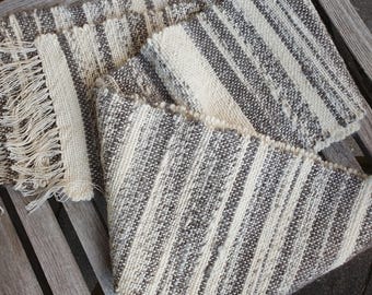 Tovaglia/scialle per altare 'Sabbia e pietre'. Filata e tessuta a mano.