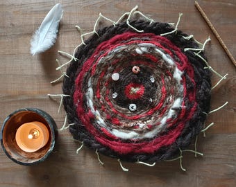 Cerchio d'altare "Madre Terra". Filato e tessuto a mano.