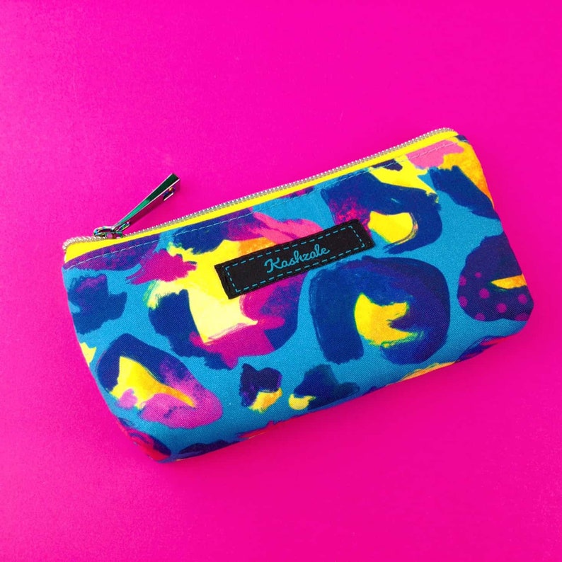 Electric Leopard Sunglass Pouch, Leopard Print Sunglasses Bag, Glasses Case, Glasses Pouch, Sunglasses Case, Padded Glasses Case. imagem 3