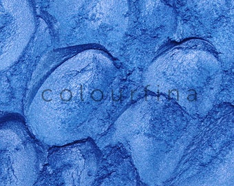 Puede incluir: Primer plano de un polvo metálico azul oscuro. El polvo tiene una textura fina y brillante.