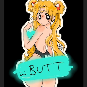 Puede incluir: Ilustración digital de un personaje de dibujos animados con cabello rubio recogido en un moño, usando un traje de baño negro. La palabra "BUTT" está escrita en la parte inferior en un rectángulo turquesa. El fondo es negro.