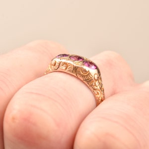 Victorian Etruscan Pink Sapphire Three Stone Ring In 12K Gold, Engraved Floral Motifs, Size 8 3/4 US image 4