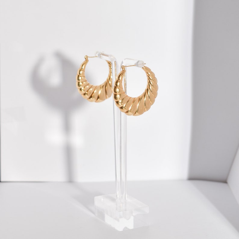 MCM 14K Puffed Scallop Hoops Earrings, Medium Yellow Gold Hoops, Estate Jewelry, 36mm image 4