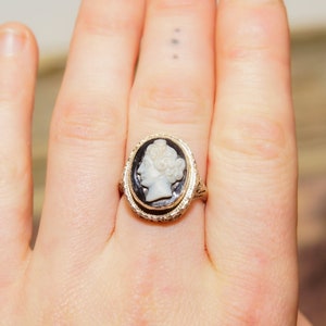 Art Deco 14K Black & White Chalcedony Cameo Filigree Ring, White Gold Setting, Ladies Carved Stone Cameo, 7 3/4 US image 10