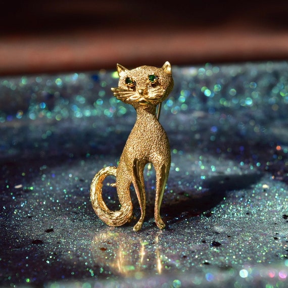 Les Bernard Gold Plated Sterling Emerald Eye Cat Brooch, Textured Gold Cat Pin, Cute Cat Lover Pin, 46mm