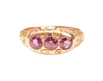 Victoriaanse Etruskische roze saffier drie stenen ring in 12K goud, gegraveerde bloemmotieven, maat 8 3/4 US