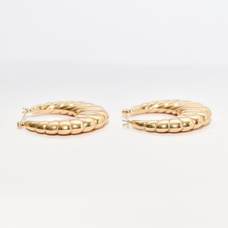 MCM 14K Puffed Scallop Hoops Earrings, Medium Yellow Gold Hoops, Estate Jewelry, 36mm image 9