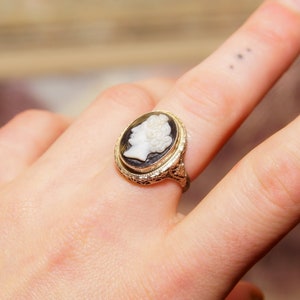 Art Deco 14K Black & White Chalcedony Cameo Filigree Ring, White Gold Setting, Ladies Carved Stone Cameo, 7 3/4 US image 4