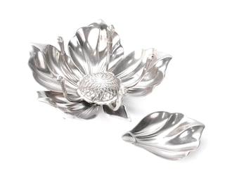 Cenicero vintage de mediados de siglo en tono plateado con forma de flor y pétalos extraíbles.
