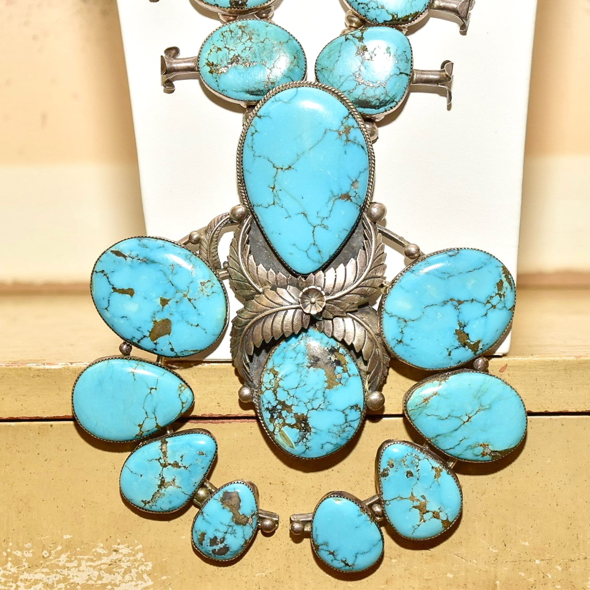 Collier pièce unique monté sur corde avec nombreuses turquoises
