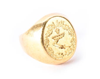 Vintage 18K Gold Intalgio Knife-Wielding Laureal Wreath Signet Ring, Size 3 3/4