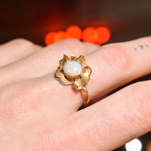 18K Opal Cocktail Ring In Yellow Gold, Asymmetric Leaf Setting, Estate Jewelry, Size 8 1/2 US image 4