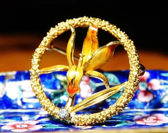 Vintage 18K Yellow Gold Enamel Flower & Accent Diamond Brooch, .06 CT Brilliant Diamond, Stipple Textured Gold Circle Pin, 1 1/2&quot; Diameter