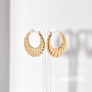 MCM 14K Puffed Scallop Hoops Earrings, Medium Yellow Gold Hoops, Estate Jewelry, 36mm image 1