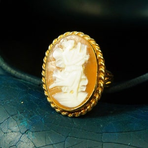 Antique 14K Gold Harp Player Cameo Ring, Large Classic Relief Carved Diaphanous Figural Cameo, Yellow Gold Ribbon Setting, Size 9 1/2 US image 3