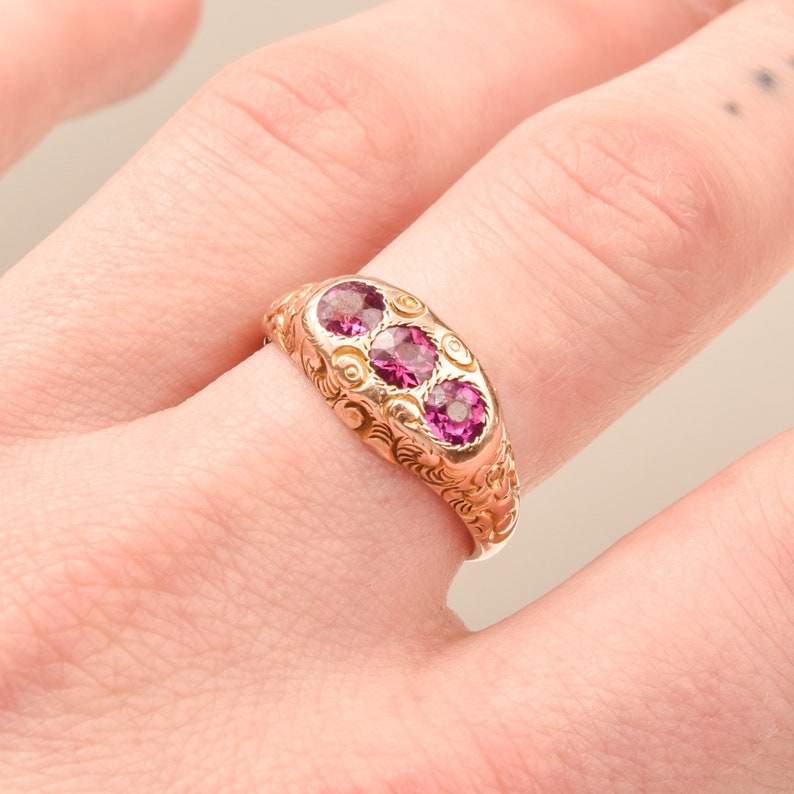 Victorian Etruscan Pink Sapphire Three Stone Ring In 12K Gold, Engraved Floral Motifs, Size 8 3/4 US image 3