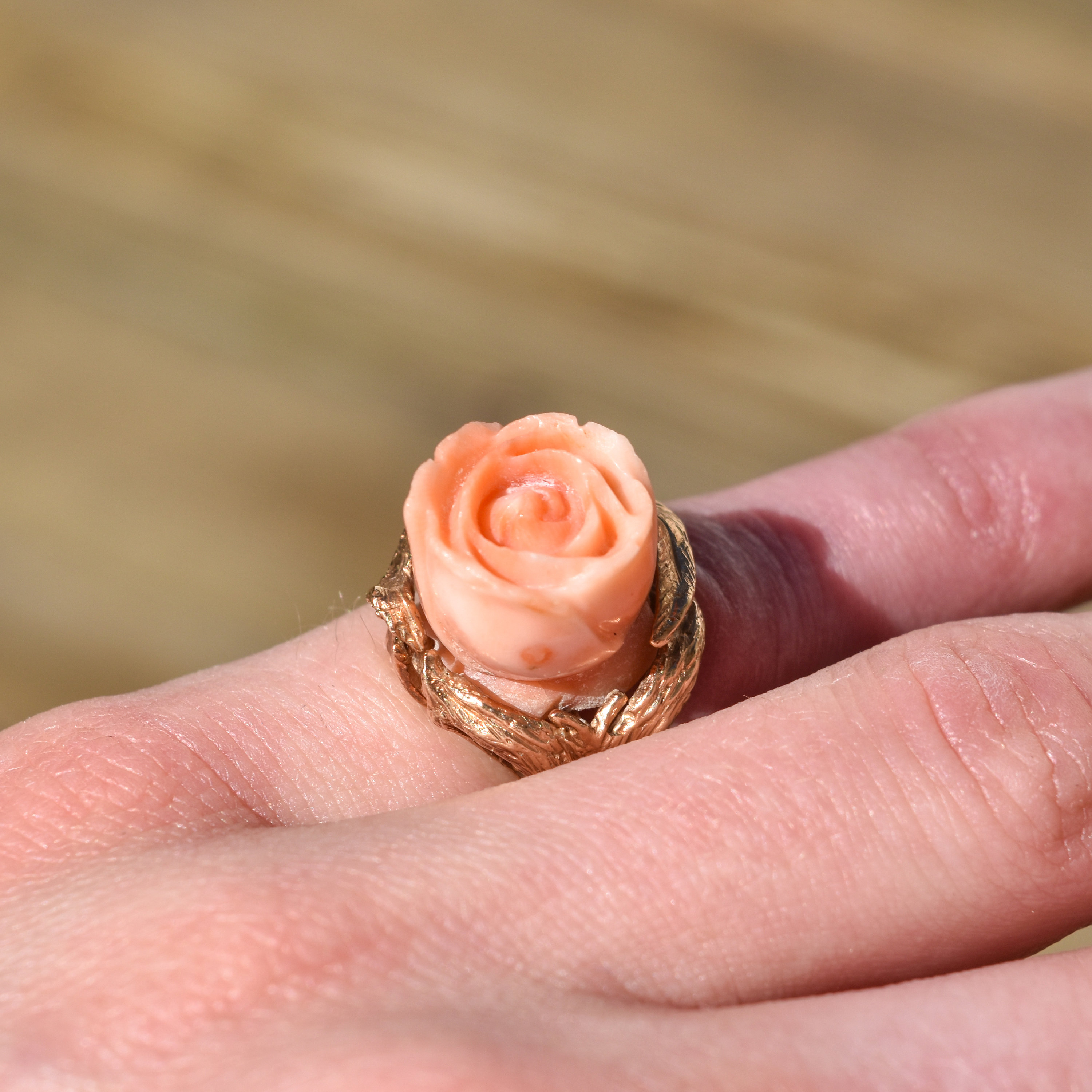 Anello con fiore smaltato: pietra preziosa opale CZ nera e dorata