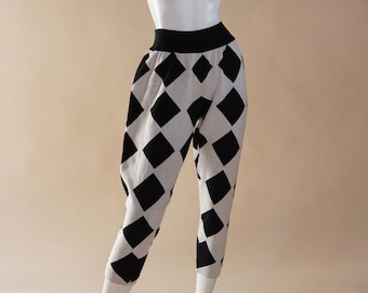 S/S 1986 Issey Miyake pantalones arlequín - pantalones largos capri de algodón de punto de diseñador en patrón blanco y negro