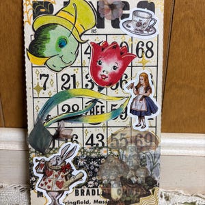 Tarjeta de diario basura de bingo vintage con la imagen antropomórfica de Alicia en el país de las maravillas