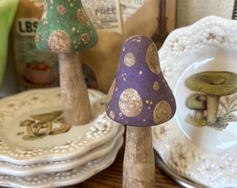 Juego de setas de madera pintadas a mano en verde y morado, estilo rústico campestre.