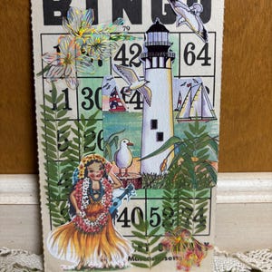 Tarjeta de bingo vintage con diario basura, chica hula hawaiana en la playa