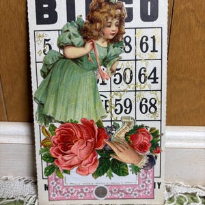 Tarjeta de bingo vintage con diario basura, vestido verde de niña victoriana
