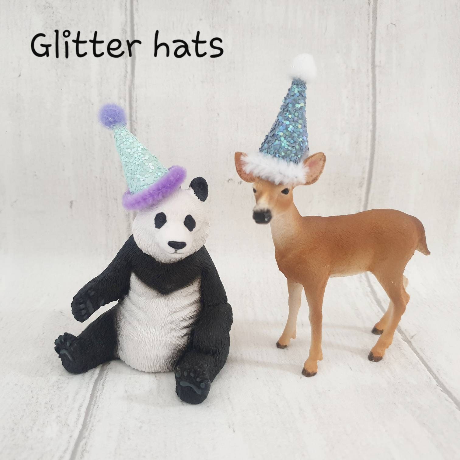 VelvetGlow Mini Cappellini Festivi In Feltro – 24 Pezzi Colorati Per Peluche, Bambole, Torte E Piccoli Animali, 8 Colori Macaron