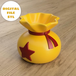 Puede incluir: Una bolsa de dinero amarilla con una estrella roja y una cinta roja. La bolsa está sobre una superficie de madera.