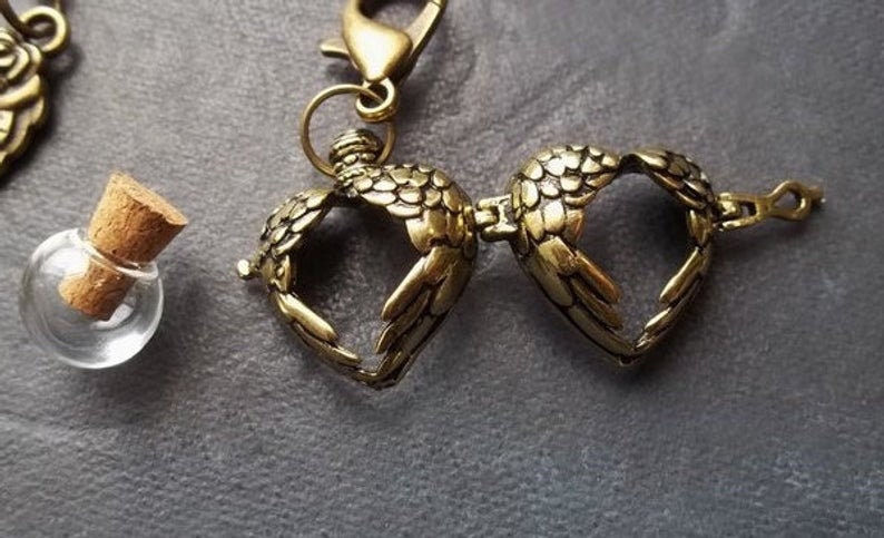 2 PIECES Locket Wings Urn For Human Ashes Heart Cremation Jewelry Angel Wing Mini Glass Urn Fillable Locket Keepsake Key Padlock Keychain