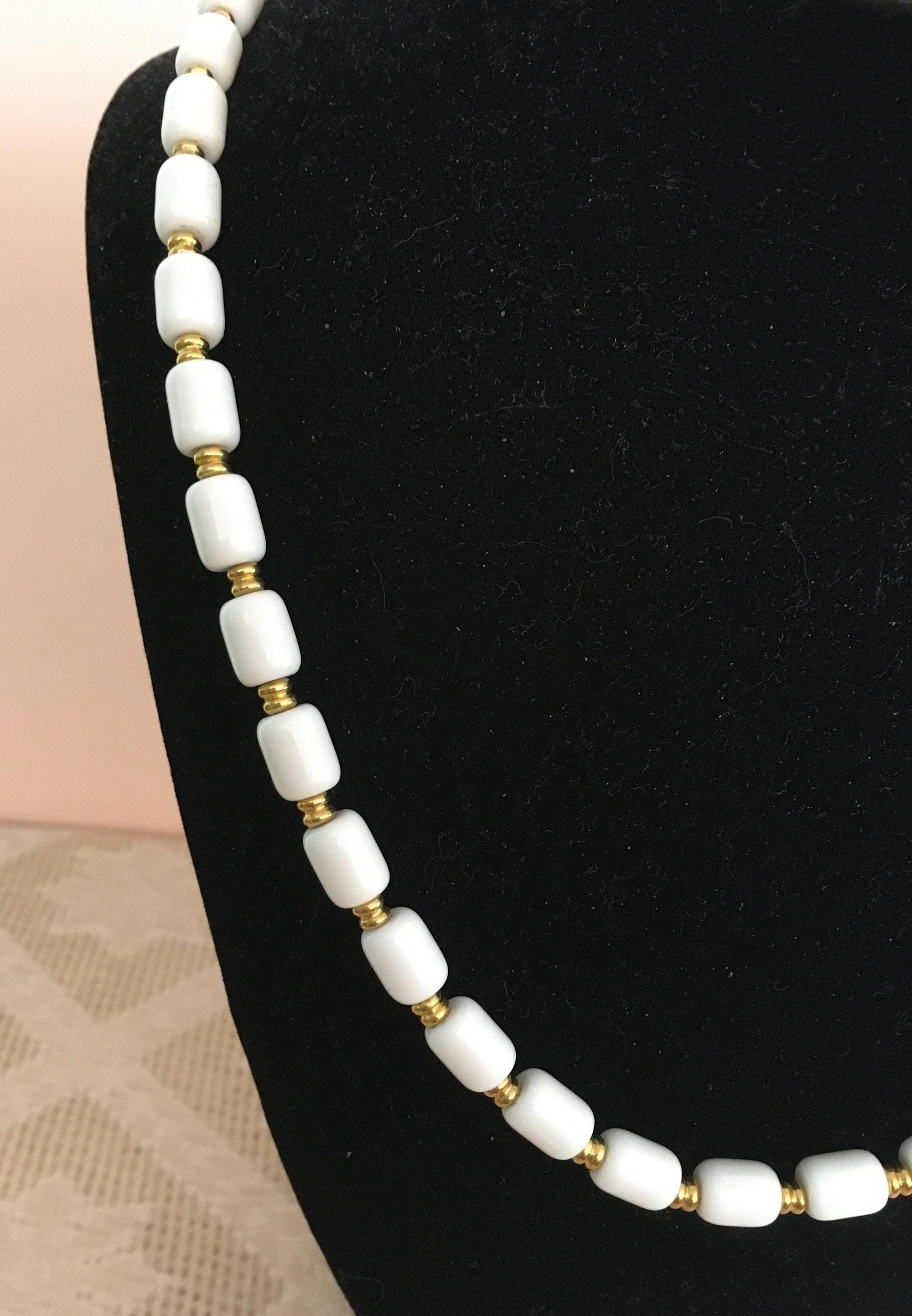 Collier Fantaisie Vintage Perles Blanches Dorées Marron Clair – 77 Grammes – Modèle W1244