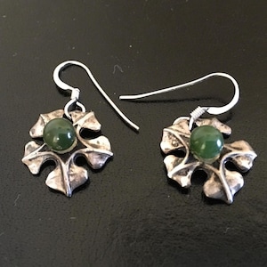 Brincos florais de prata e jade