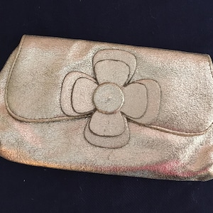 Cartera de mano con flores plateadas