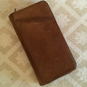 Cartera de viaje de piel granulada marrón