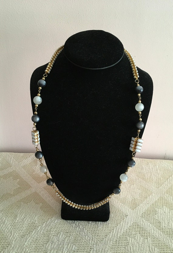 Vintage Milk Glass and Pearly Glass Necklace - image 5