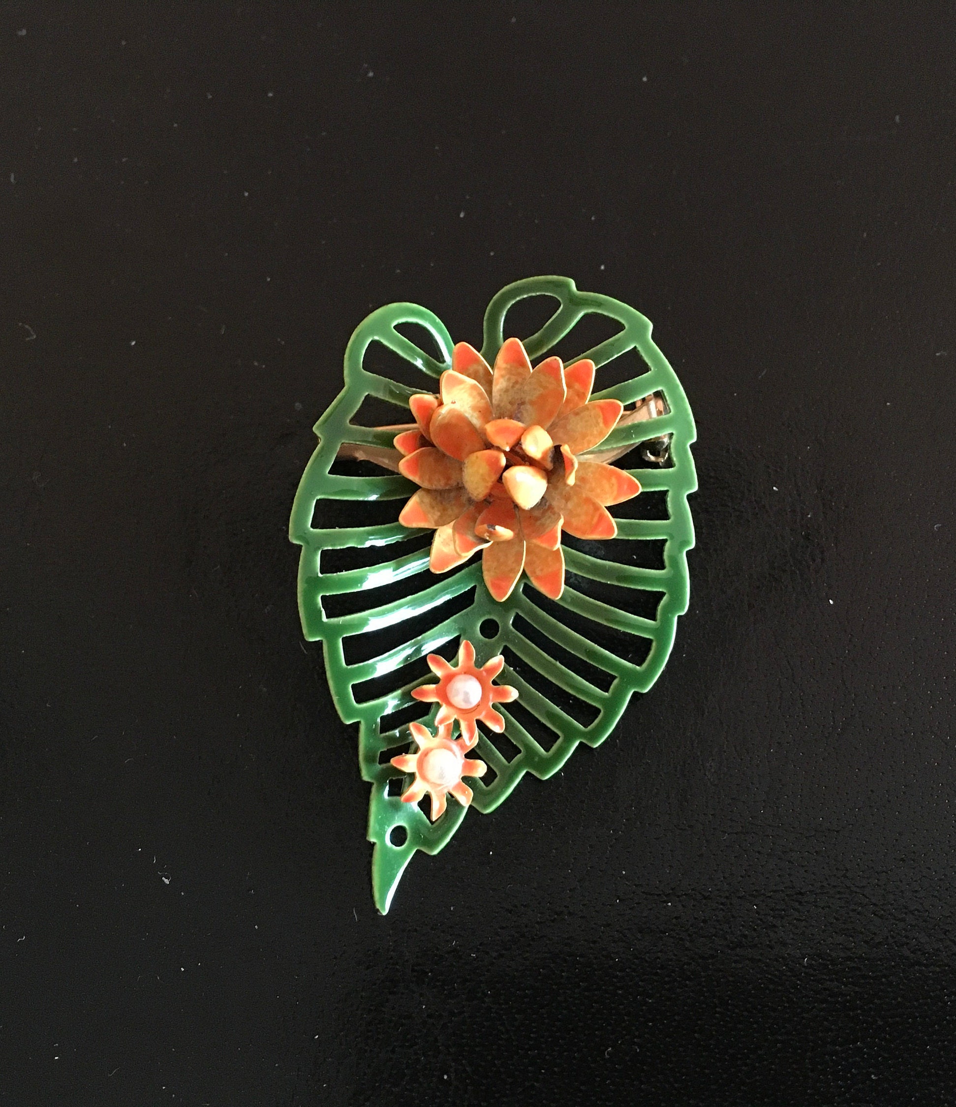 透かし彫りの睡蓮と花のブローチ - Etsy 日本