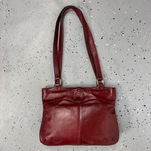 Bolso de hombro Etienne Aigner vintage de cuero rojo envejecido, años 60, con etiquetas colgantes de herradura, herrajes de latón.