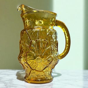 Vintage Anchor Hocking Embossed Rainflower Crinkle Amber Pitcher Drinkware 64 oz Barware Ice Spout Lip Midcentury MCM Gold
