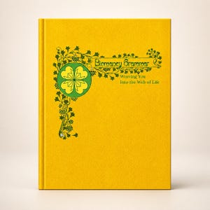 Op de afbeelding: Een felgeel hardcover boek met een groene afbeelding van een klavertjevier omringd door bladerrijke ranken. De tekst op de kaft luidt Biomancy Grammar Weaving You Into the Web of Life in een donkergroen lettertype met een rand.