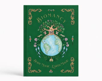 Op de afbeelding: Een donkergroen hardcover boek getiteld Biomancy met gouden filigraanranden. De kaft bevat een centrale illustratie van een blauwe en groene aardbol onder een boom, omringd door bloemen, vlinders en de tekst Body Magic: Earth Magic.