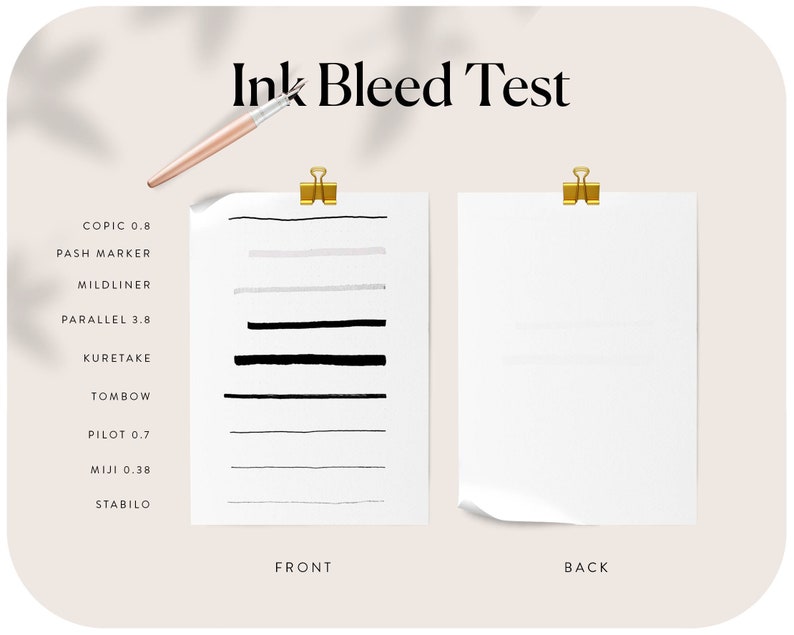 K&ouml;nnte beinhalten: Ein Tintentest mit dem Text Ink Bleed Test, Front und Back. Zwei wei&szlig;e Papierbl&auml;tter, gehalten von goldenen B&uuml;roklammern, zeigen schwarze Tintenlinien von Stiften und Markern wie Copic 0.8, Pash Marker, Mildliner, Parallel 3.8, Kuretake, Tombow, Pilot 0.7, Miji 0.38 und Stabilo, mit einem ros&eacute;goldenen Stift dar&uuml;ber.
